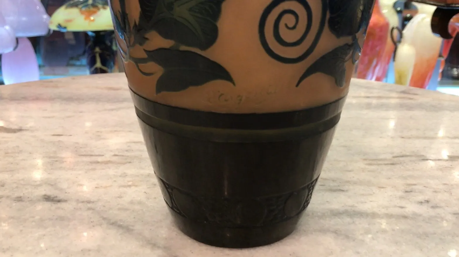 Vidrio antiguo firmado D'Argental con diseño decorativo en la parte superior.