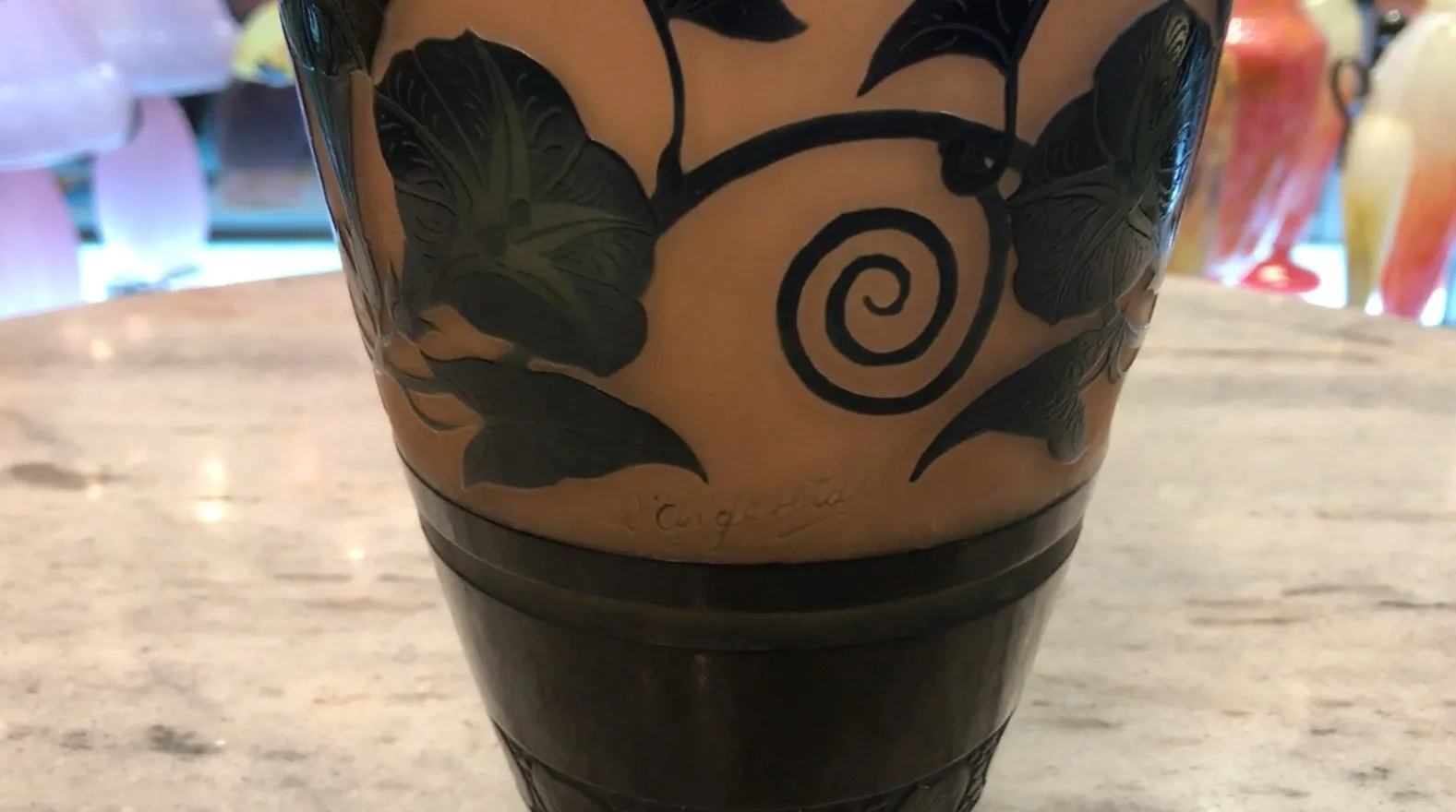 Vidrio firmado D'Argental con diseño vegetal antiguo