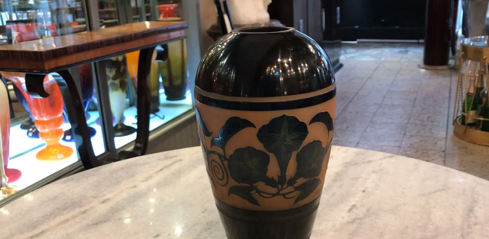 签名玻璃D'Argental带有深色花卉装饰