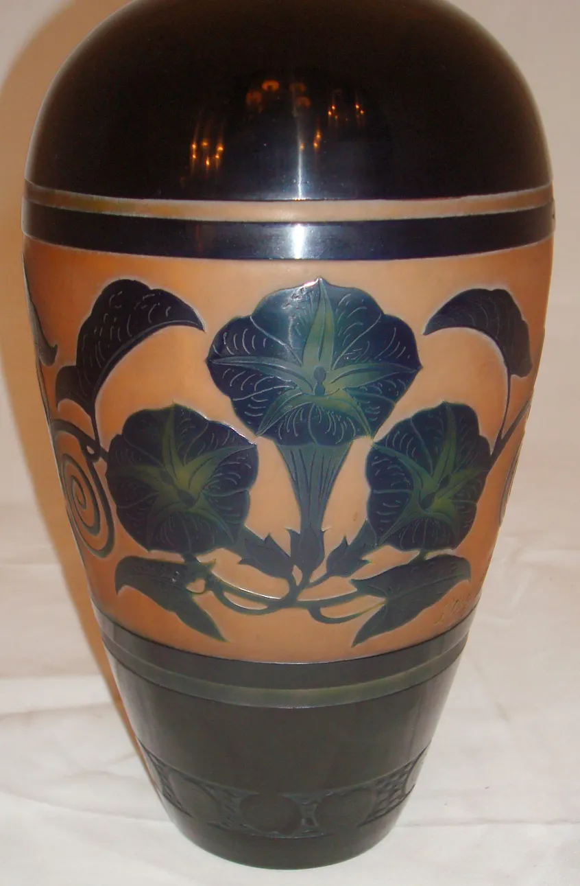 Erhöhtes Glas mit floraler Dekoration, antike Signatur.