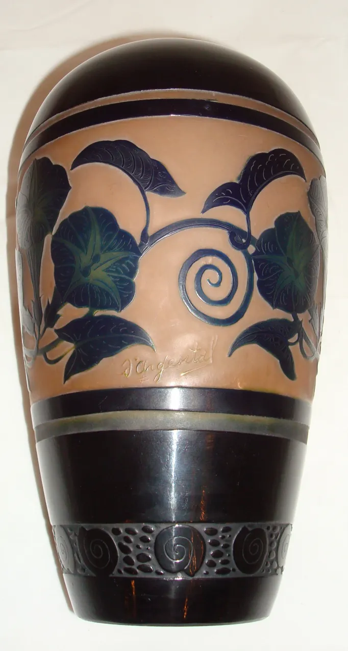 Antiquariato con firma d'argental, decorazioni floreali sulla superficie.