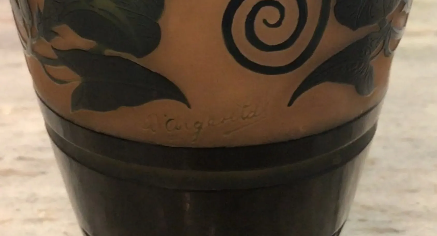 Vidrio antiguo con firma D'Argental y diseño vegetal