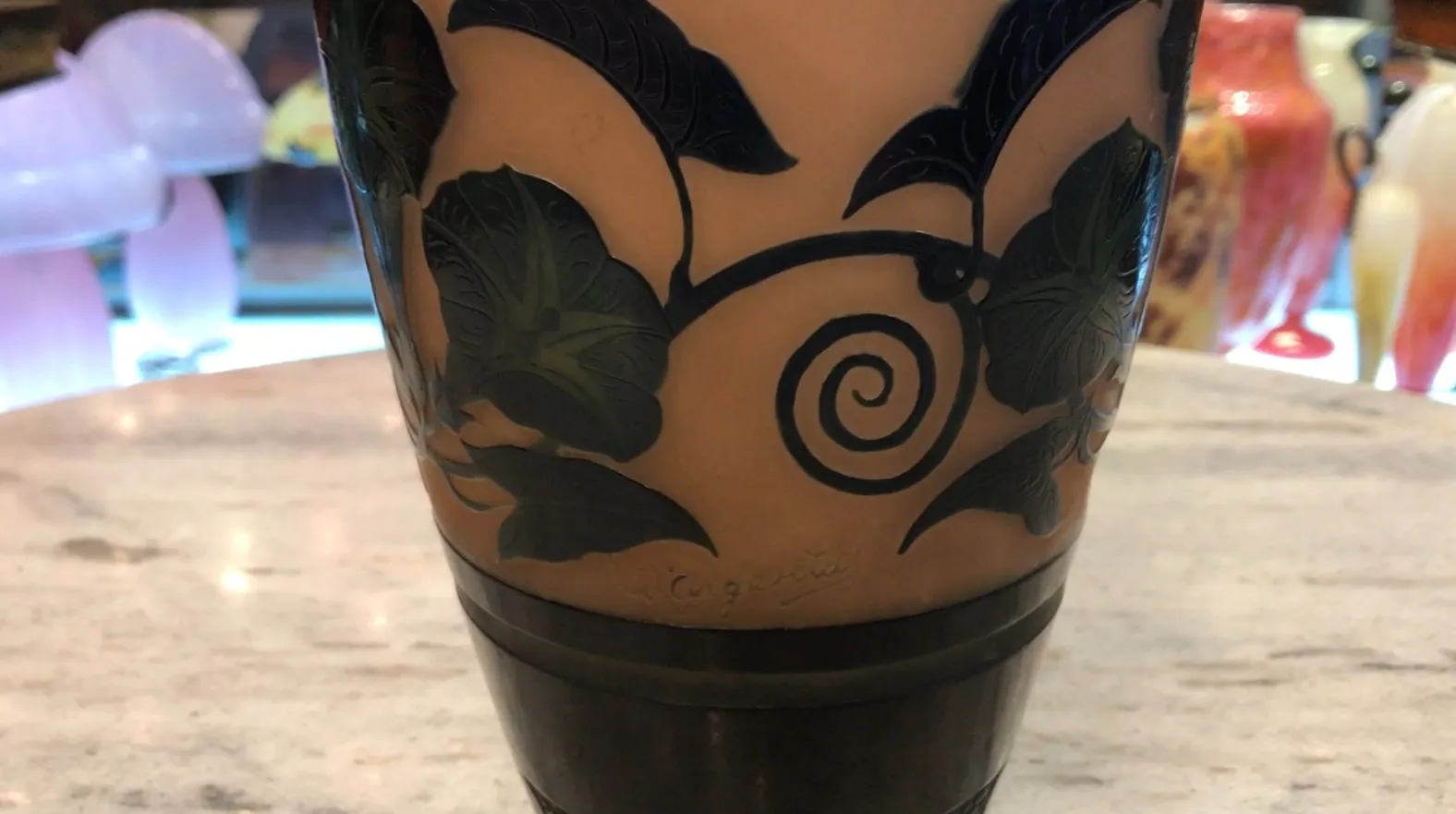 签名玻璃D'Argental，带有叶子设计，背景浅色。