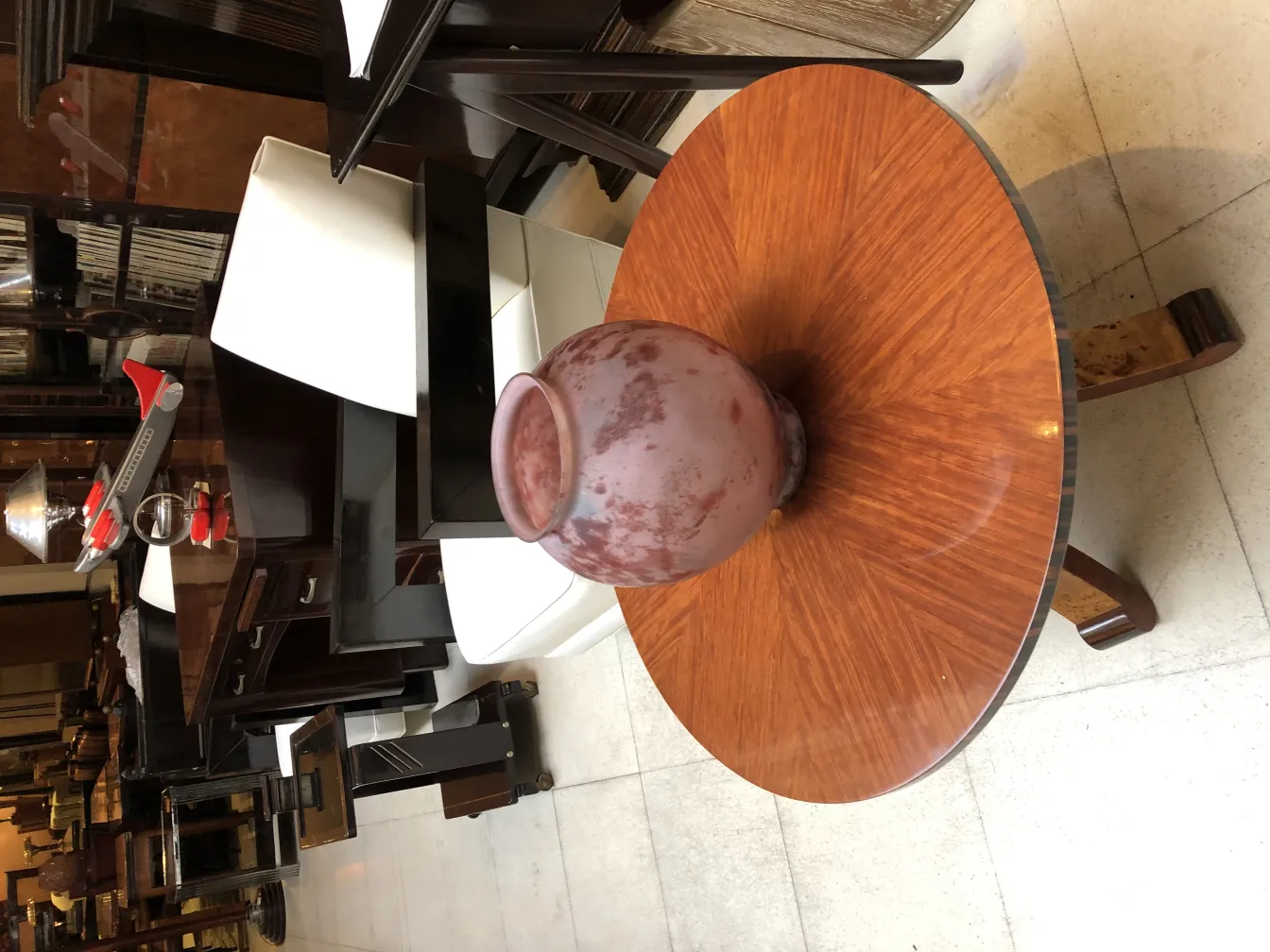 Vaso di vetro antico con firma Lorrain su un tavolo rotondo.