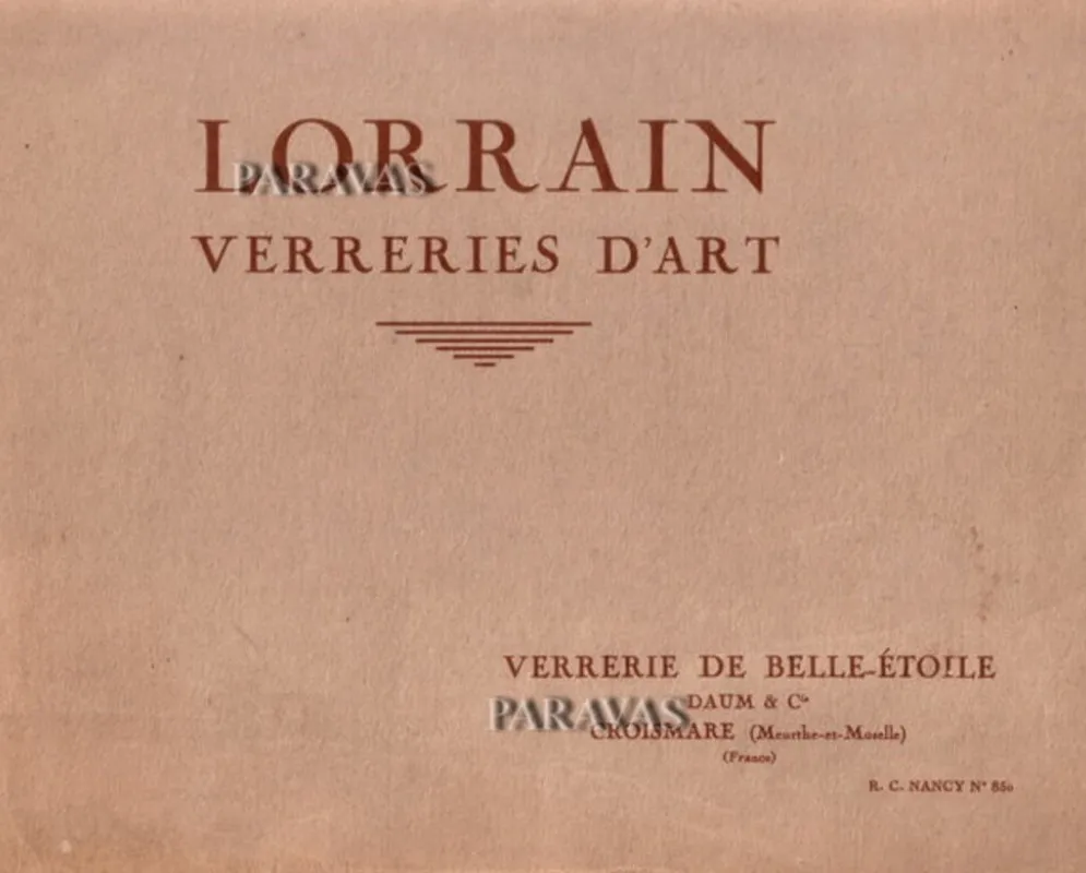 古代サイン入りグラス（ロレーヌ）の中立的背景。