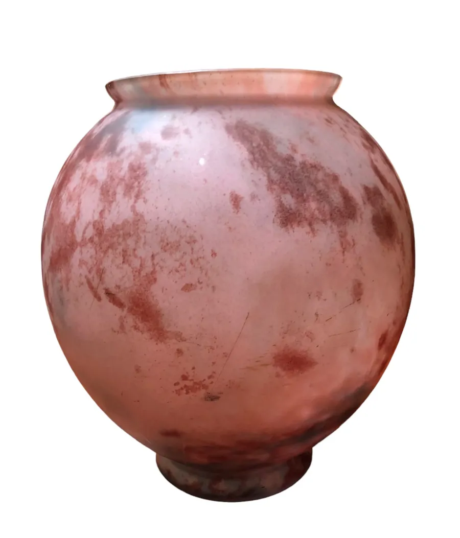 Vidrio firmado Lorrain, antiguo, con tonos rosados y formas redondeadas.