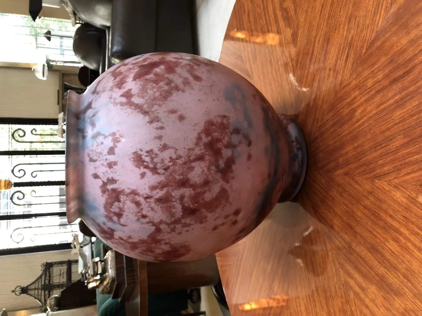 Vidrio firmado con tonos rosados y decorativo en ambiente acogedor.