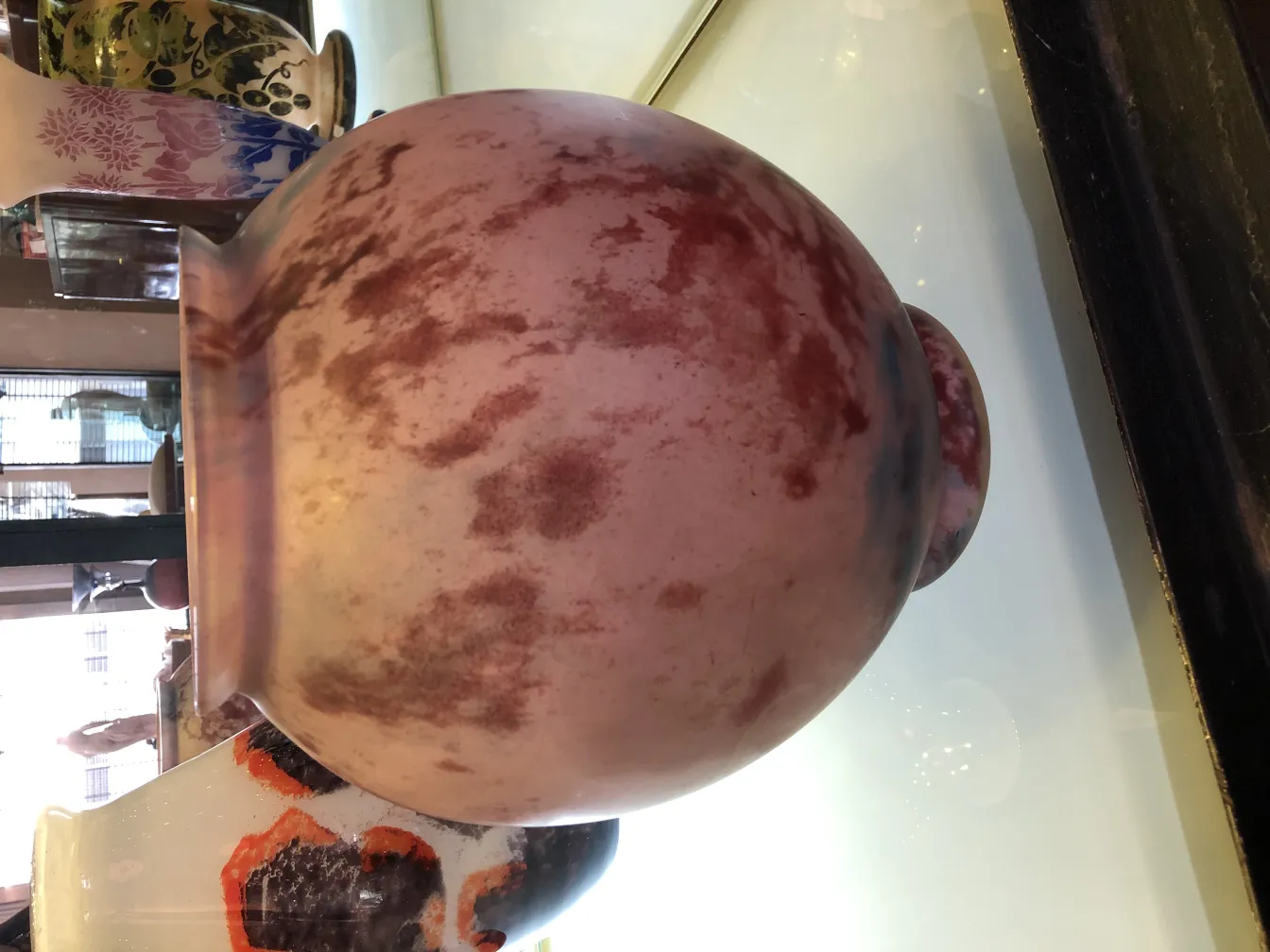 vidro antigo assinado Lorrain com tons de rosa e manchas