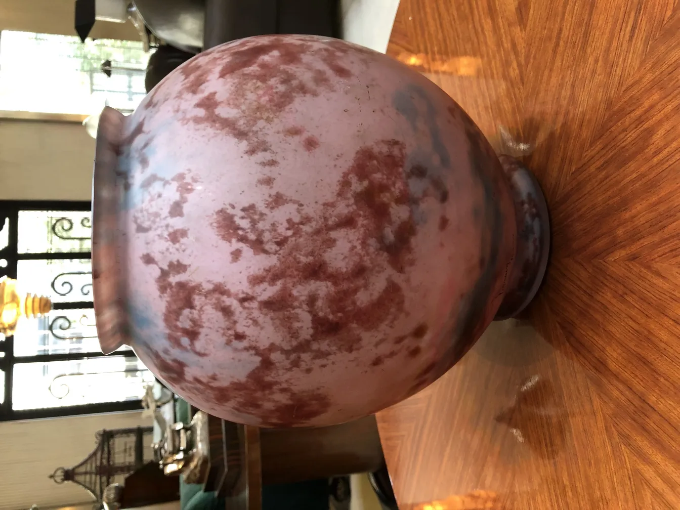 Подписанное стекло Лоррейн с оттенками красного и розового, винтажная атмосфера.