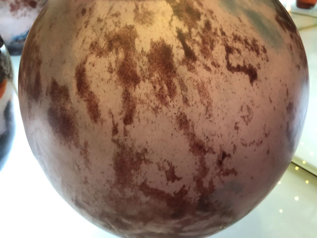 Vidrio antiguo firmado Lorrain con diseño distintivo, fondo neutro.