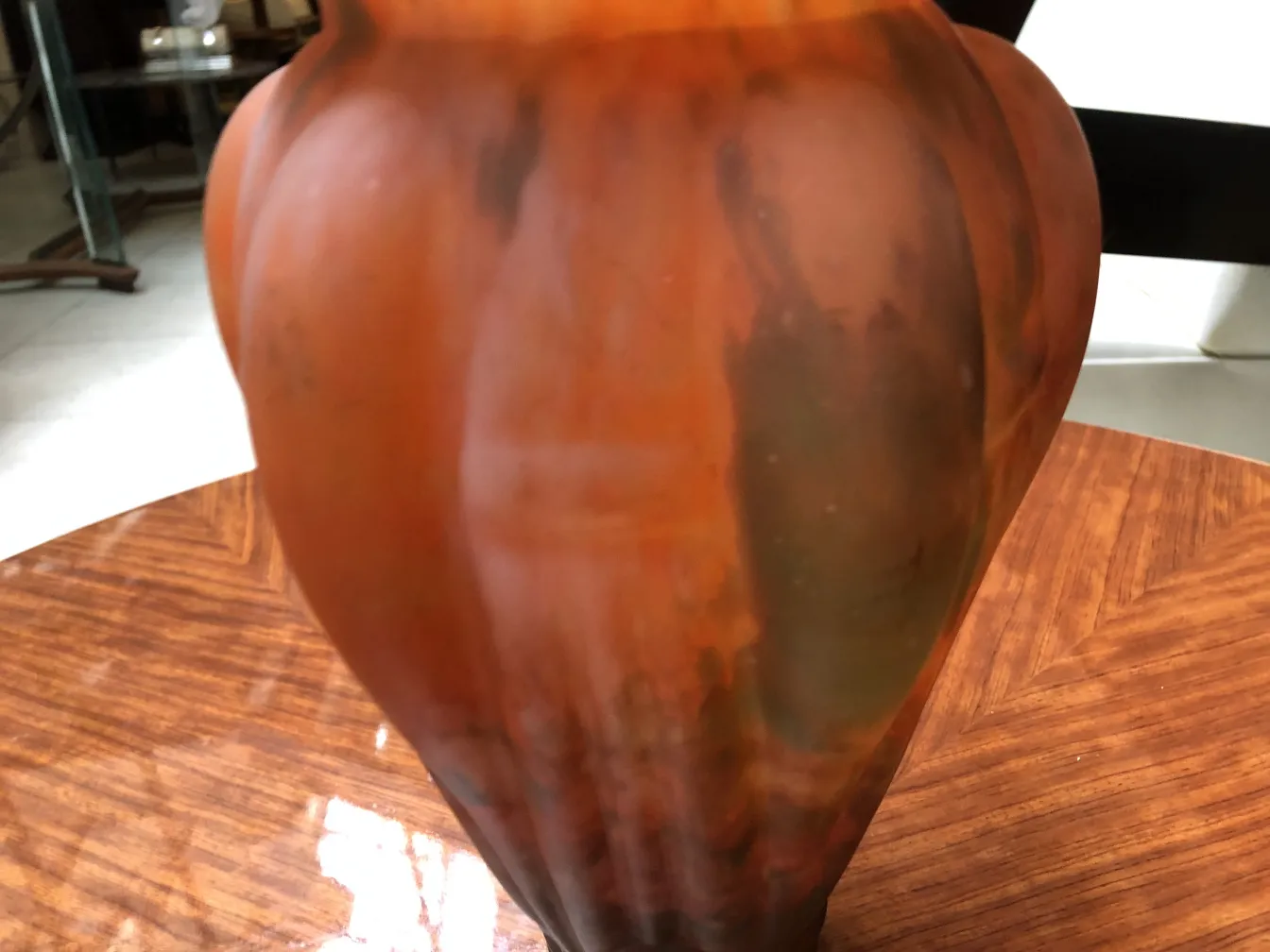 vaso de vidro assinado com tons quentes