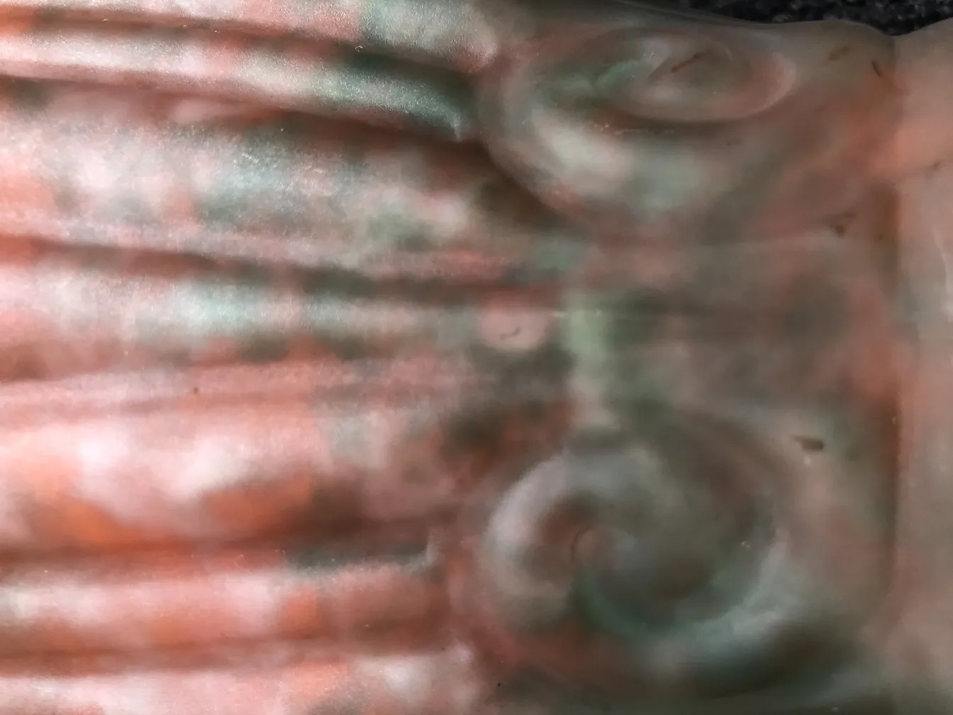 Détail d'une antiquité avec du verre signé Lorrain