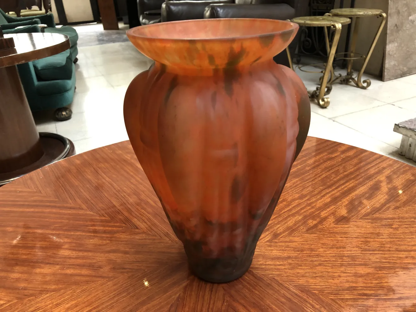 Antigua pieza de vidrio firmado Lorrain con forma elegante