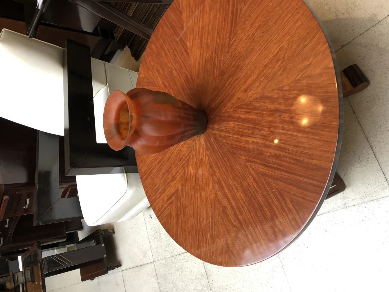 Vidrio firmado Lorrain en una mesa de madera antigua