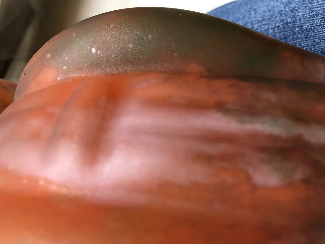 vetro firmato con dettagli unici in tonalità calde, antico