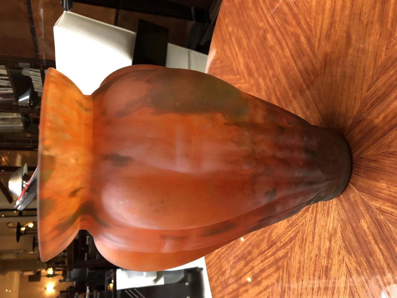 Vista de un antiguo vaso de vidrio firmado Lorrain con colores cálidos y forma elegante.