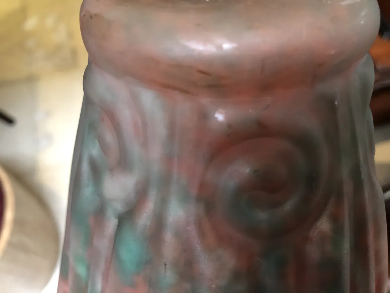 Verre signé Lorrain avec des couleurs douces et des détails en spirale, antiquité