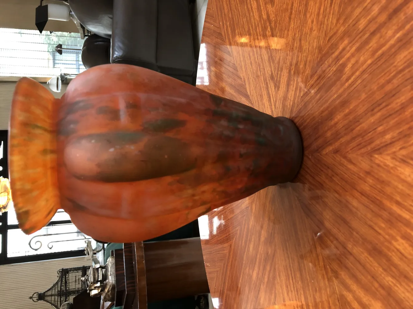 Jarrón de vidrio firmado por Lorrain, color naranja con diseño distintivo, ubicado sobre mesa de madera