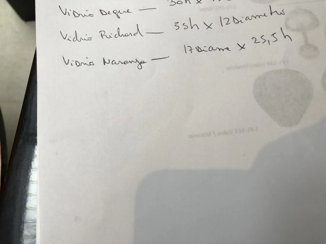 Vidro antigo assinado Lorrain em um ambiente casual.