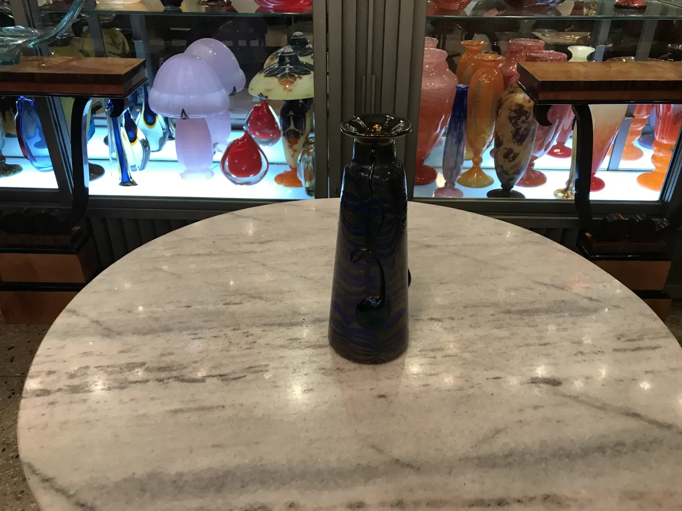 Vaso antigo em vidro assinado Loetz sobre mesa de mármore