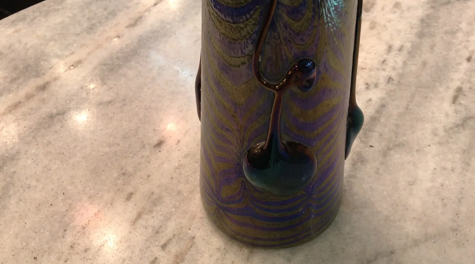 Vidrio firmado Loetz con diseño decorativo y colorido