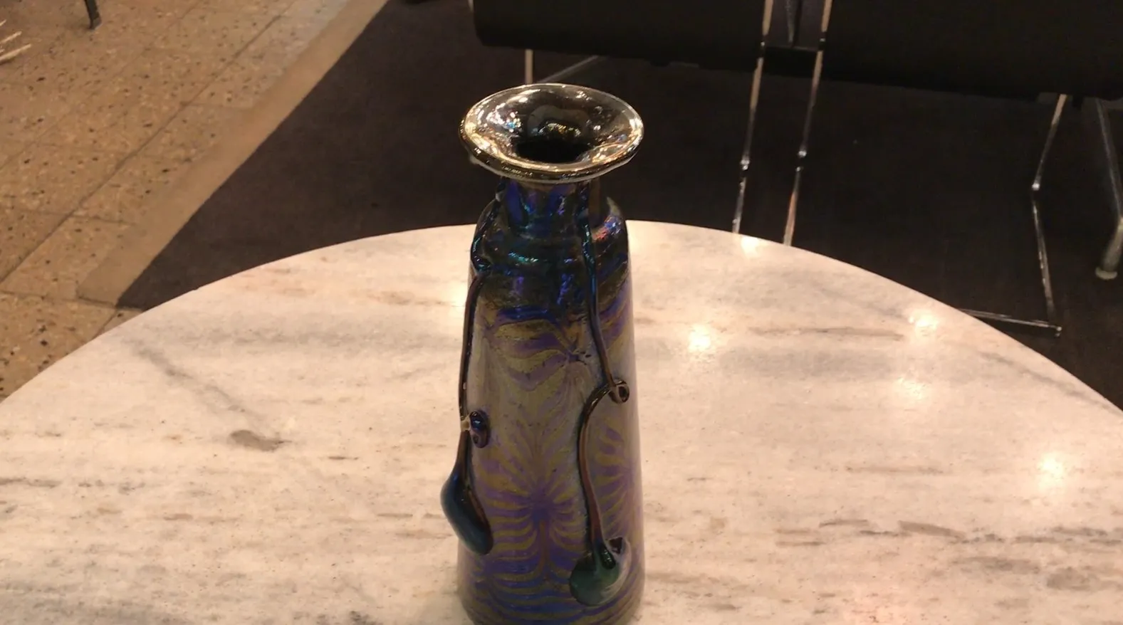 vase antico in vetro firmato loetz con decorazioni colorate