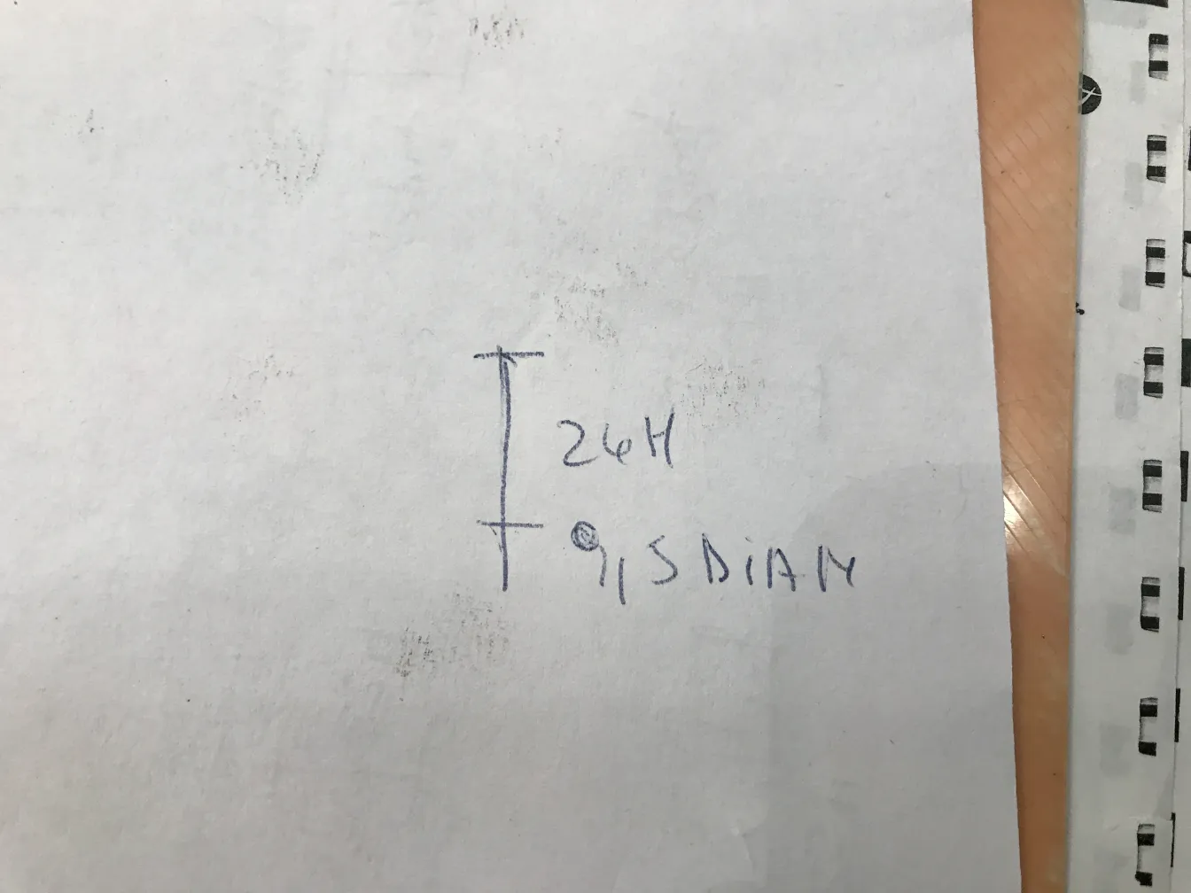Signiertes Glas (Loetz) vor neutralem Hintergrund mit subtilen Details.