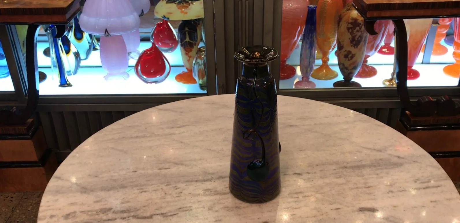 botella antigua de vidrio firmado Loetz con decoraciones en azul y verde