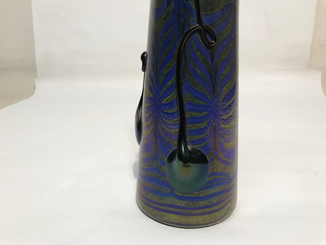 Verre ancien signé de Loetz avec motif d'oiseaux en tons de bleu et vert.