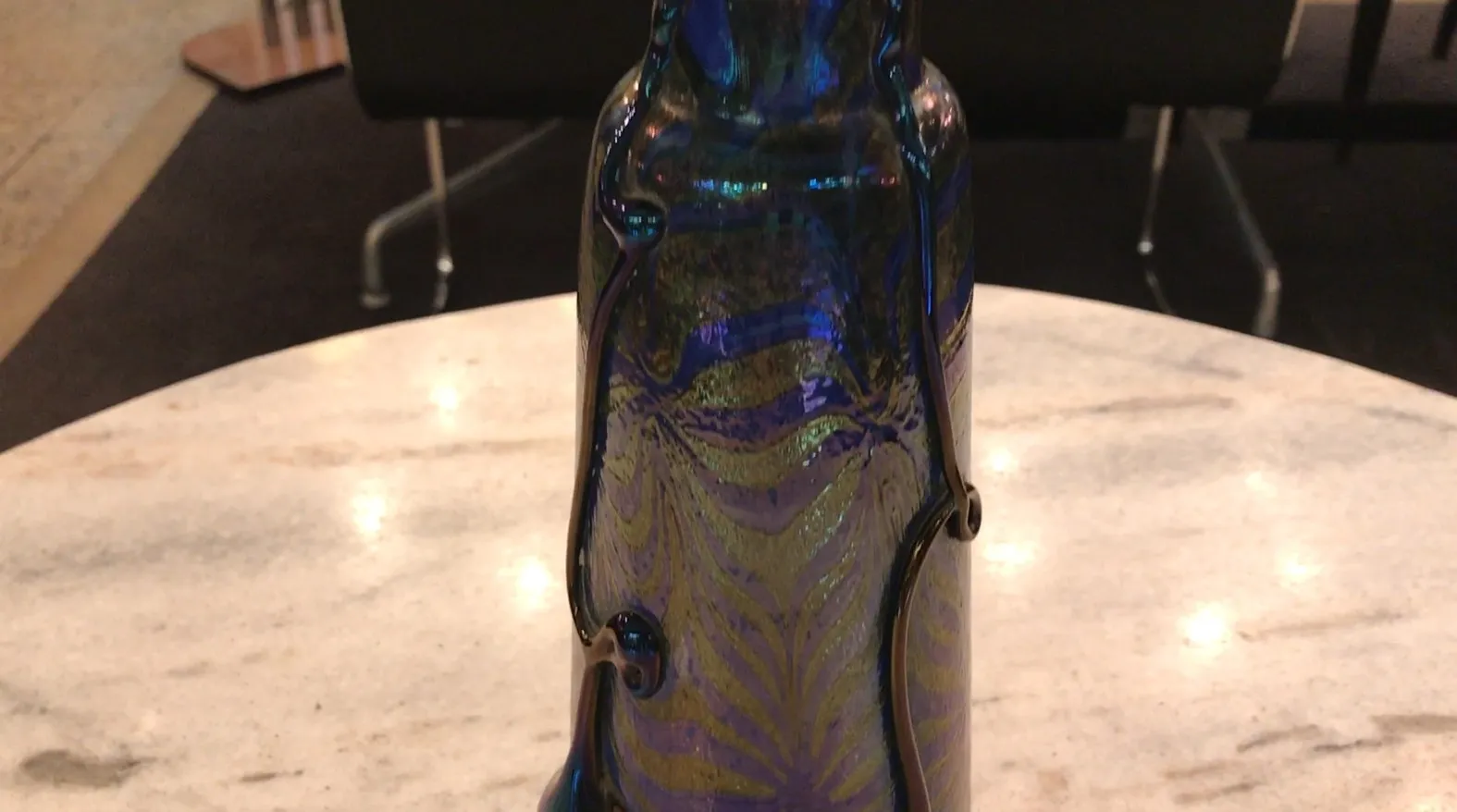 Bouteille antique en verre signé Loetz avec des couleurs vives et des détails décoratifs