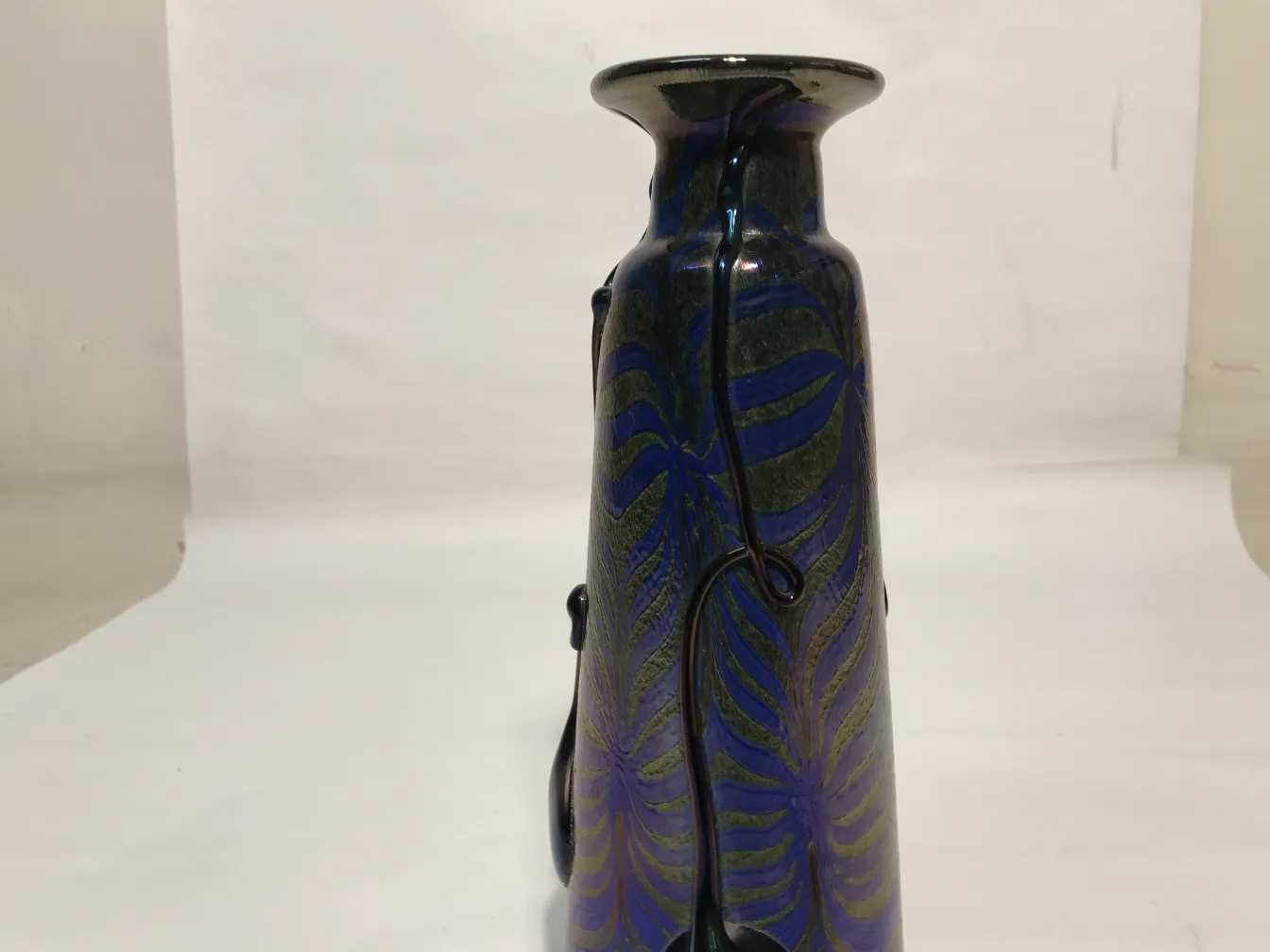 Vidro assinado Loetz antigo com design floral azul e preto, detalhe elegante.