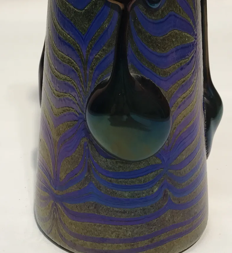 Verre signé Loetz avec des motifs décoratifs vibrants.