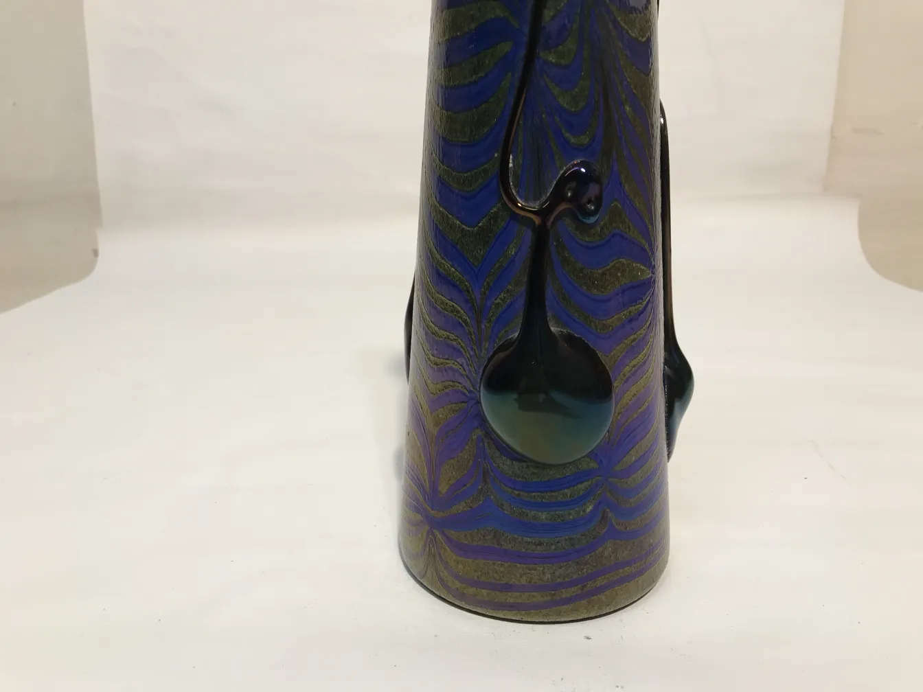 verre ancien signé Loetz avec design artistique coloré