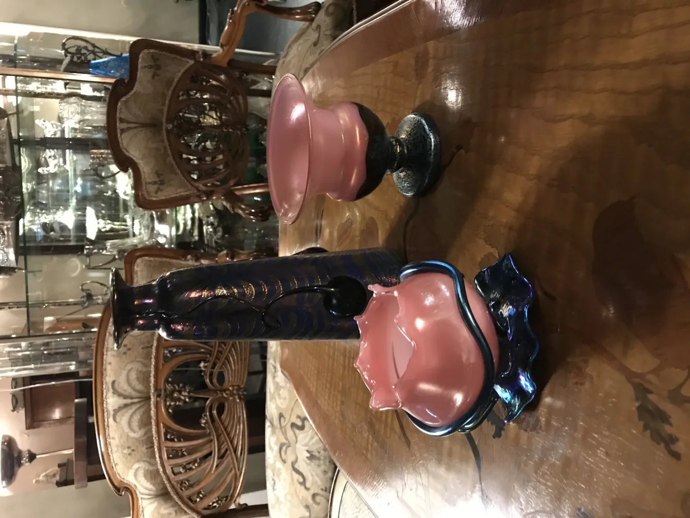 Vetro firmato Loetz in un ambiente antico, decorativo.