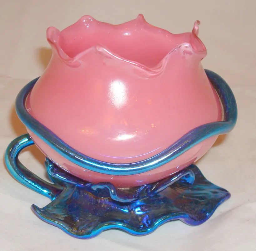 vetro antico firmato Loetz con design di fiore rosa e base blu