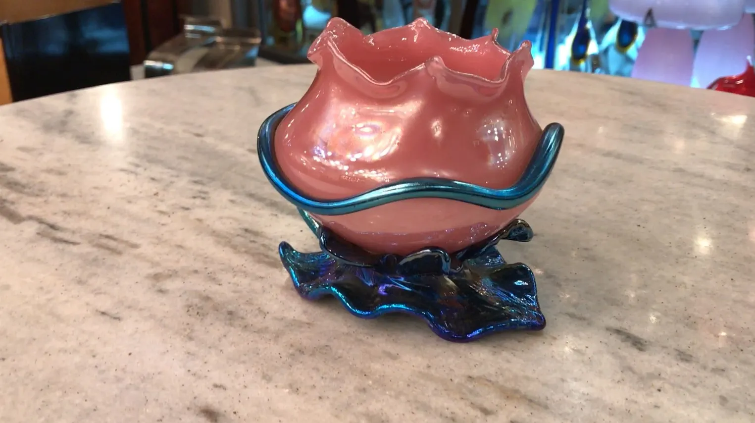 古董Loetz签名玻璃花形，粉色和蓝色