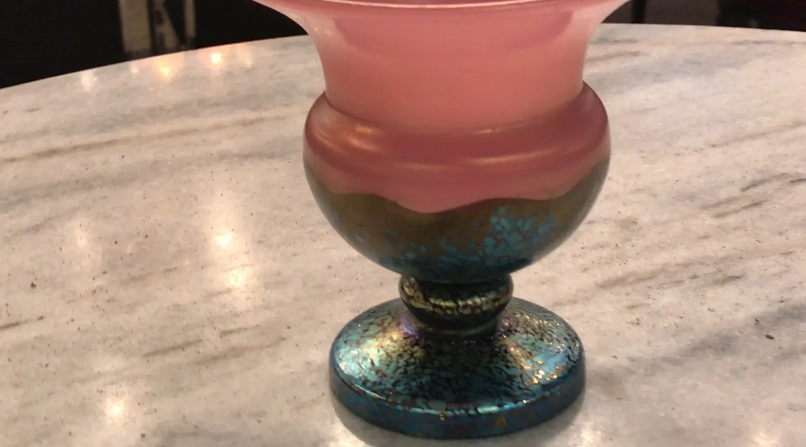 Vidro assinado Loetz de forma clássica e elegante sobre a mesa