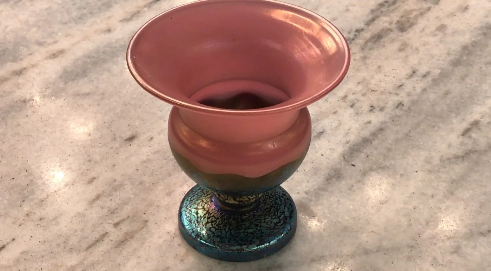 Vaso decorativo de vidro assinado Loetz com base colorida