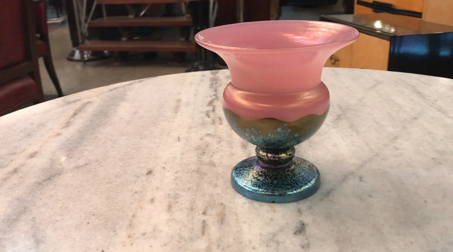 Vaso antico Loetz con firma, colori vivaci e base decorativa