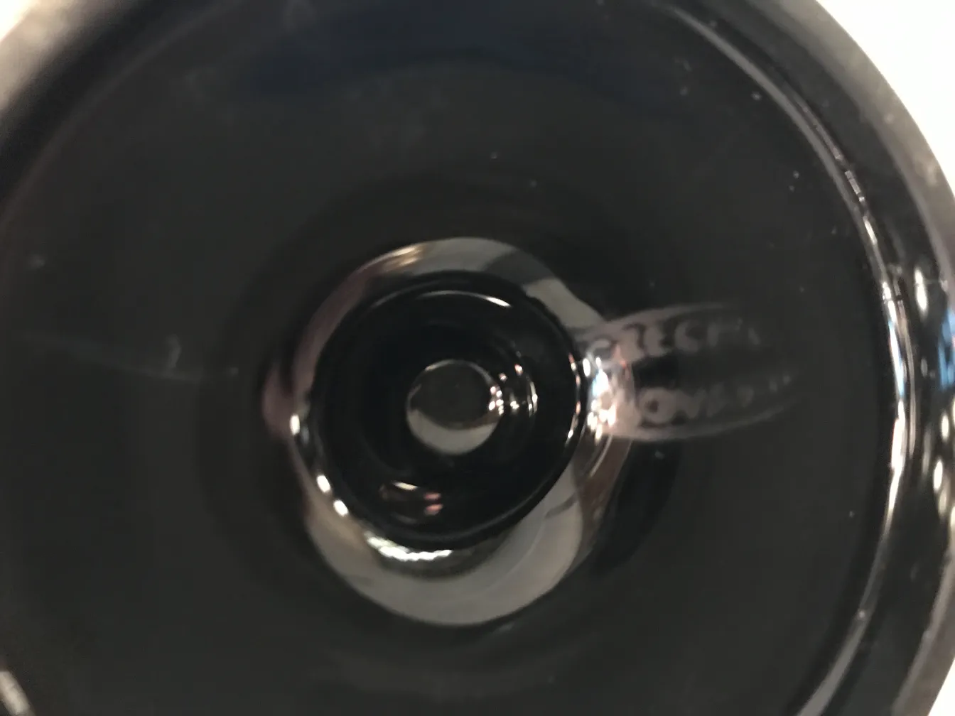 Blick ins Innere mit Unterschrift auf einem antiken signierten Glas Loetz.