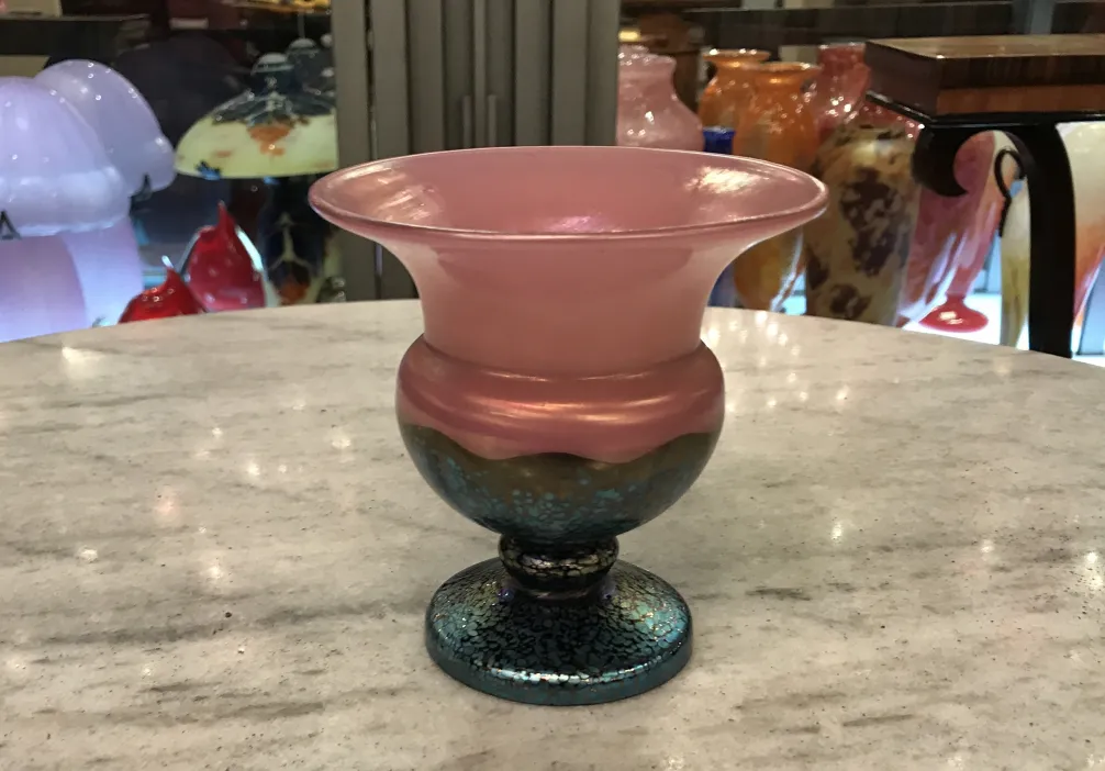 antike Loetz Glasvase mit verschnörkelter Form in rosa