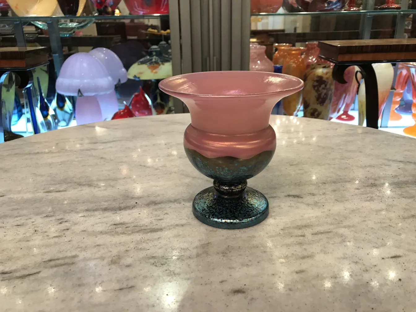 antiquité verre Loetz rose et bleu avec base décorative, fond flou