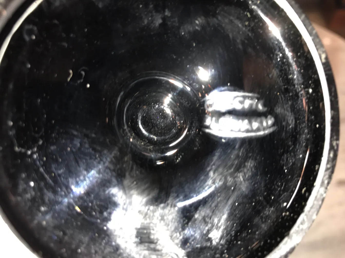 Détails d'un verre ancien signé de Loetz, avec un design classique et une signature visible à la base.