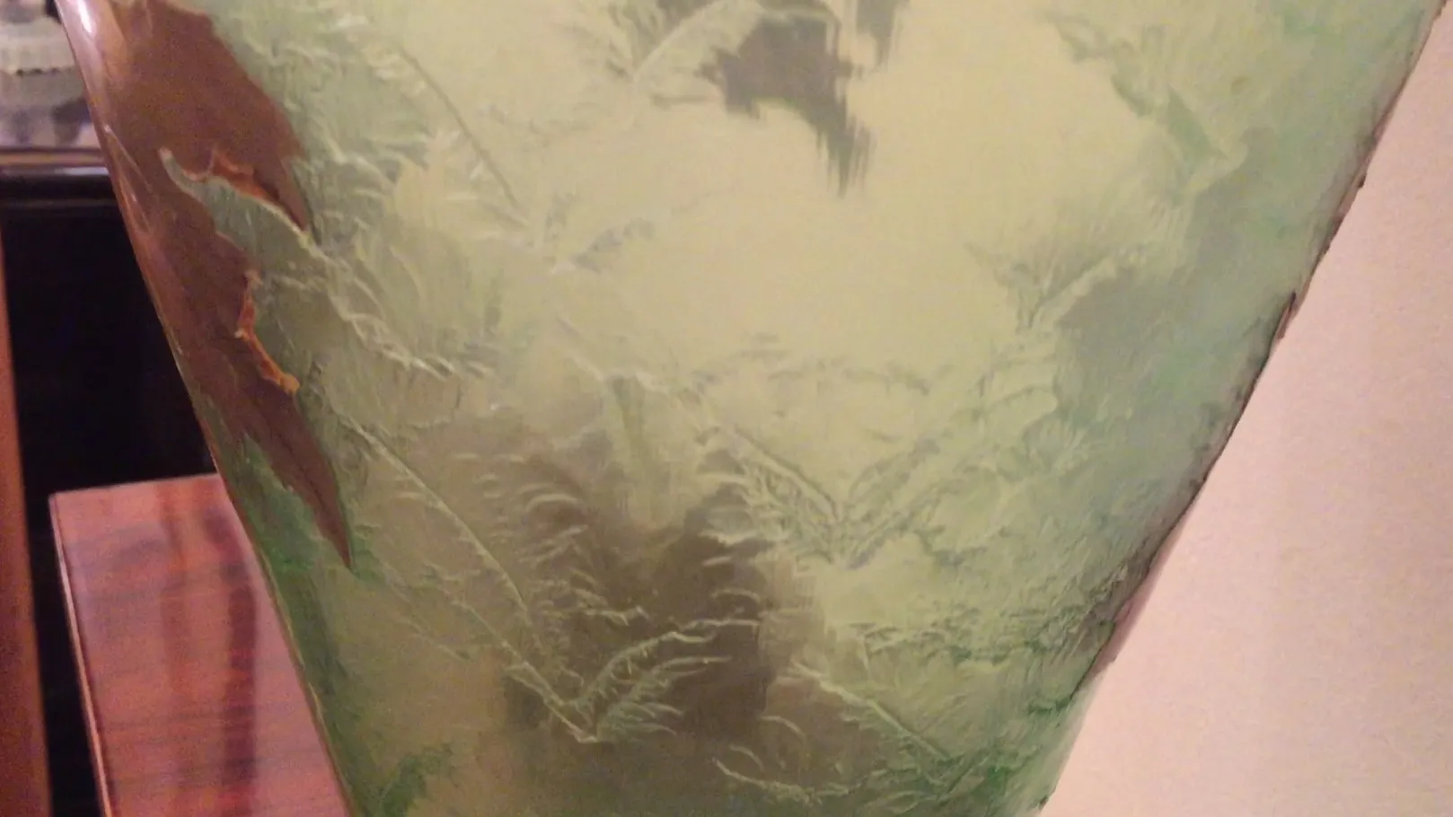 绿色调的Legras签名玻璃，具有艺术细节。