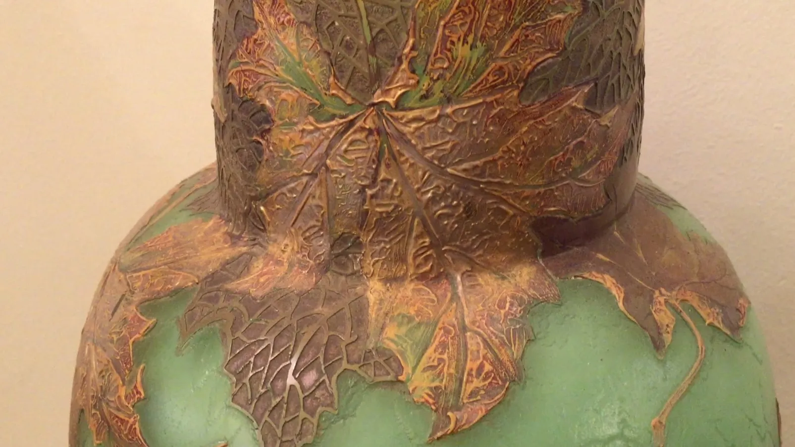 verre signé avec design de feuilles naturelles, style élégant