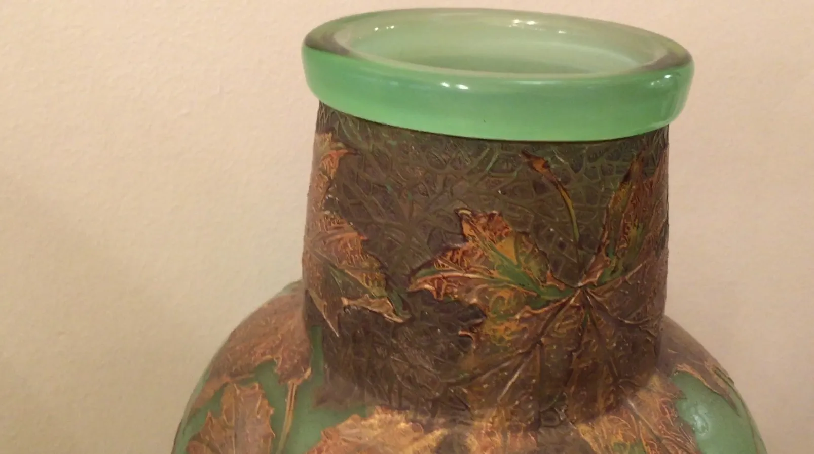 Vaso antigo de vidro assinado LEGRAS com detalhes decorativos.