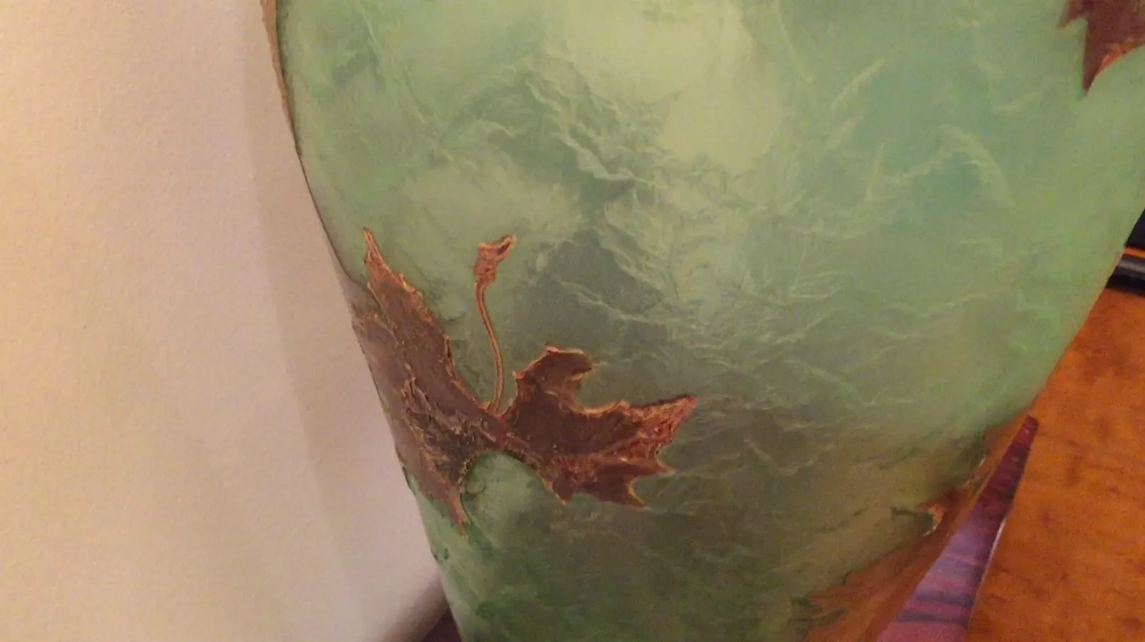 Vidrio antiguo firmado LEGRAS con diseño de hoja dorada.