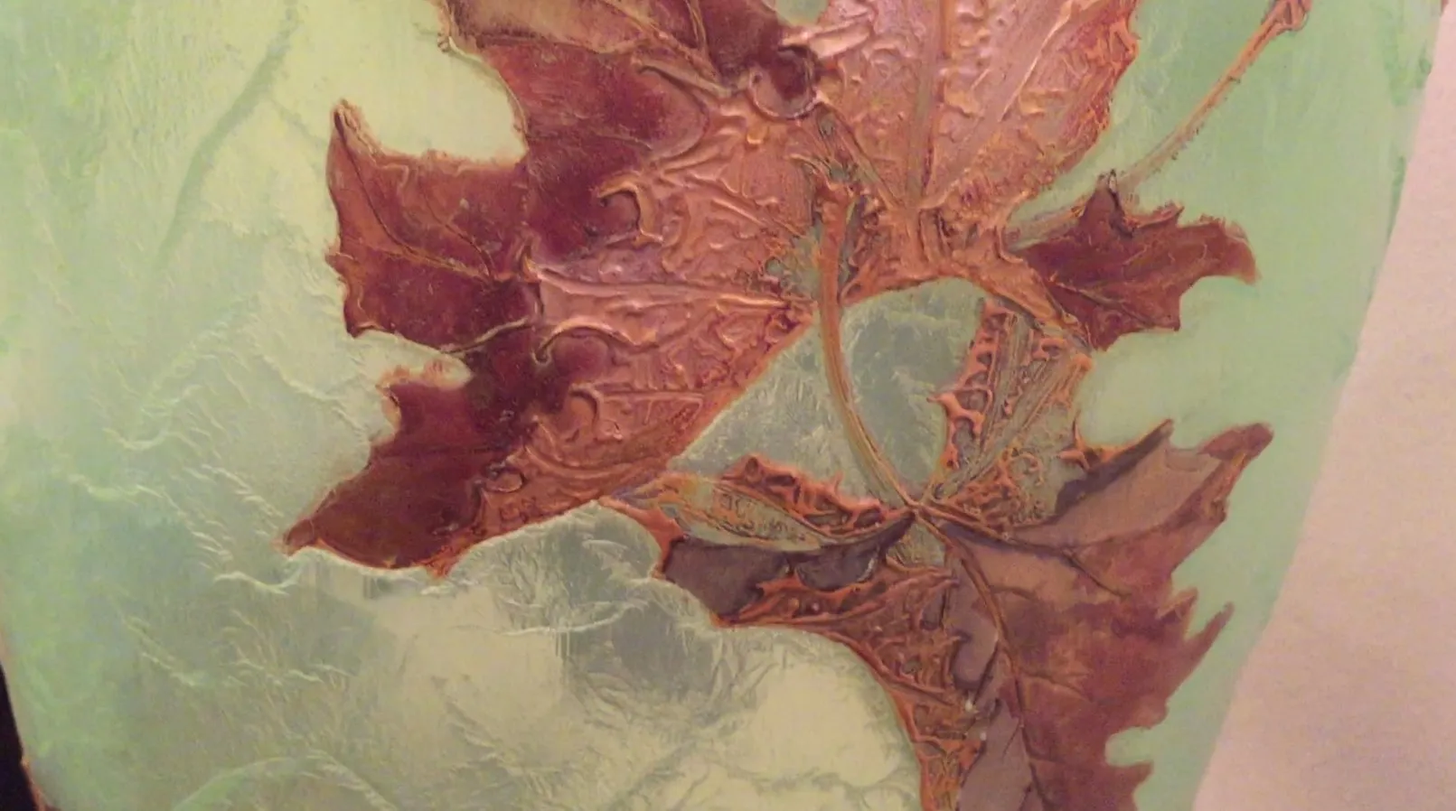 Verre signé Legras avec feuilles séchées sur fond clair, antiquité.