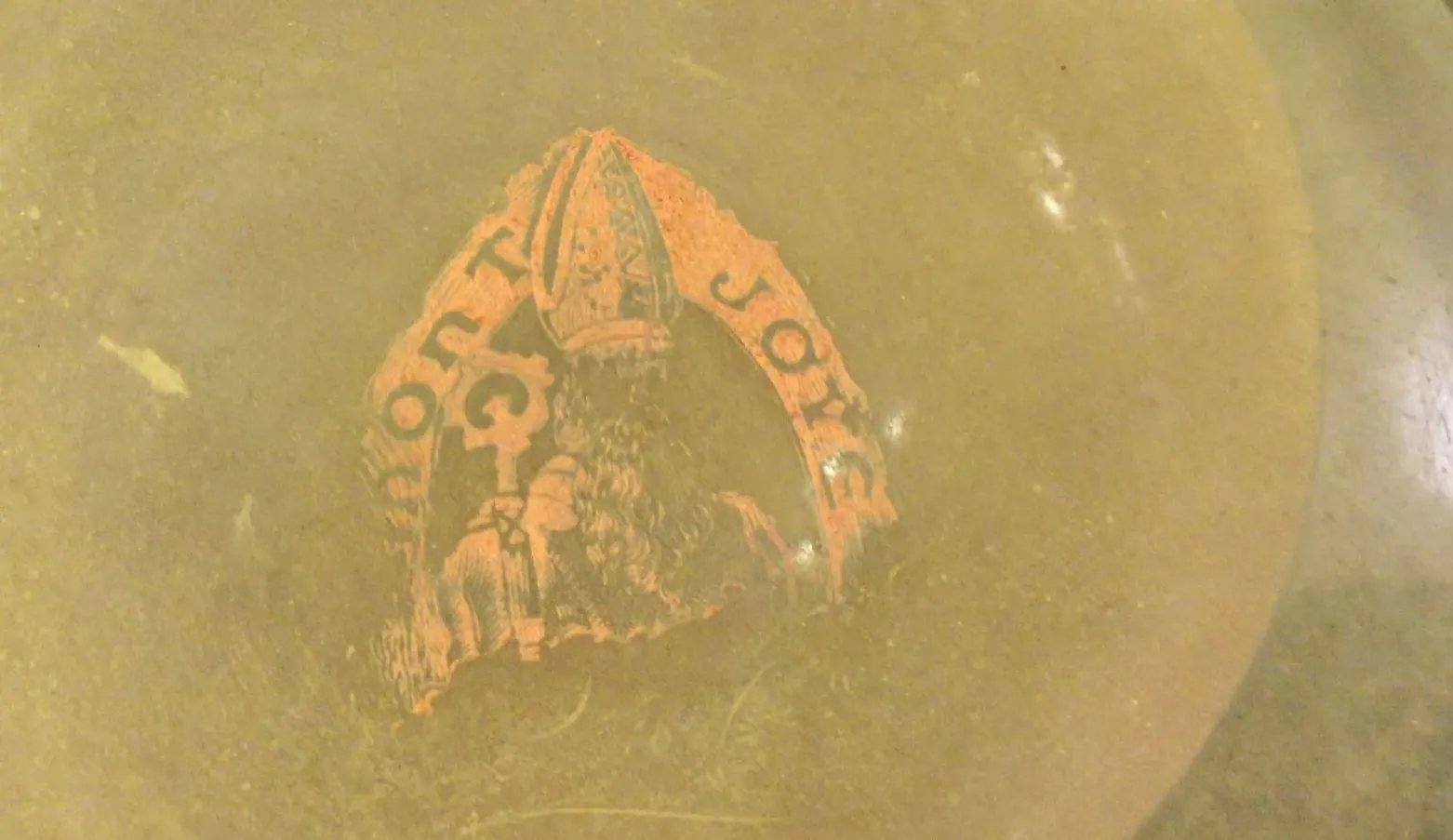 Vetro antico firmato LEGRAS con design intricati alla base.