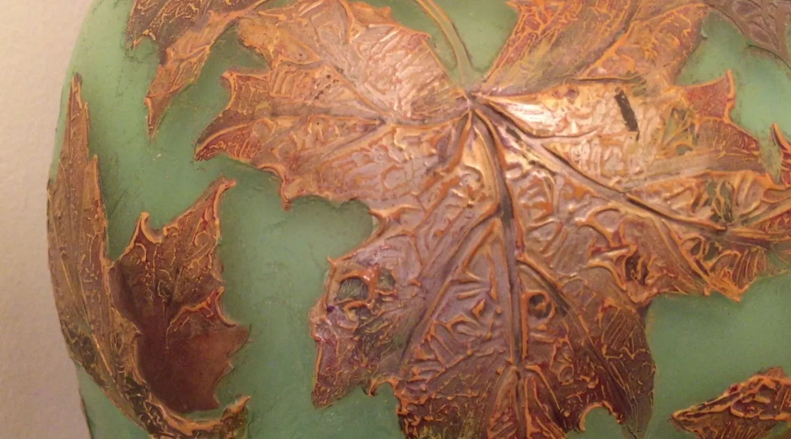 Verre ancien signé LEGRAS avec motif de feuilles dorées